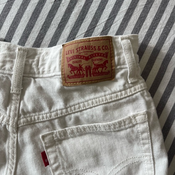 White Levi’s A-Line Mom Jean Shorts - Picture 3 of 6